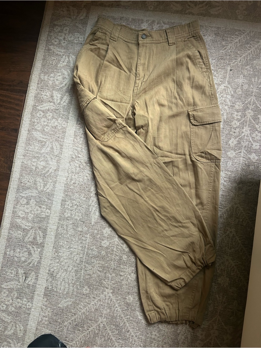 Old Navy Women's Barrel Cargo Joggers in khaki M Tall